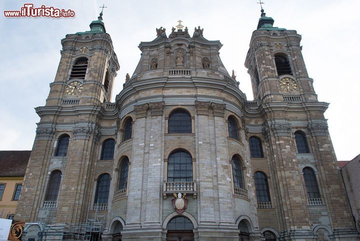 Immagine Facciata della basilica di Weingarten, Germania - L'austera facciata della basilica di San Martino, considerata una delle principali attrazioni turistiche della via conosciuta come "Strada Barocca dell'Alta Svevia" che comprende una serie di monumenti storici del XVII° e XVIII° secolo