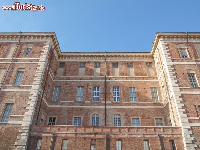 Immagine L'imponente facciata del Castello di Rivoli: è uno dei Patrimoni UNESCO del Piemonte. Si trova su di una collina che domina la valle del Po ed offre uno splendido panorama sulla regione di Torino - © Claudio Divizia / Shutterstock.com