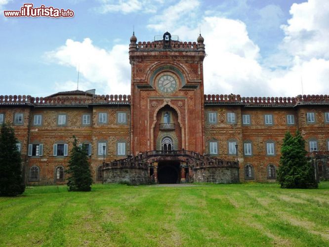 Immagine Il castello di Sammezzano, nel comune di Reggello, è incredibilmente in stato di semiabbandono, nonostante la nascita di un comitato per la sua salvaguardia - foto © Paebi / Wikipedia