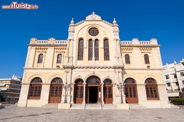 Immagine Facciata della cattedrale di Agios Minas a Heraklion, Creta - Con la sua mole imponente questo edificio religioso è fra i più grandi di tutta la Grecia. Eretto nel XIX° secolo, può ospitare sino a 8 mila fedeli © lornet / Shutterstock.com