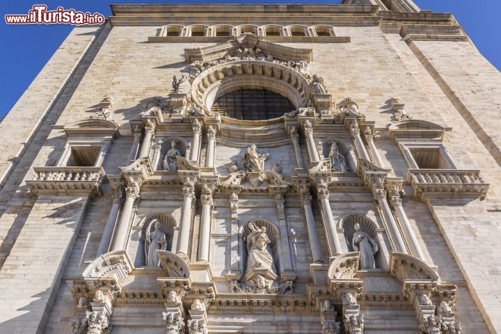 Immagine La cattedrale di Santa Maria a Girona fu costruita nell'arco di circa seicento anni, tra l'XI e il XVII secolo, con stili e caratteristiche diverse a seconda dell'architetto incaricato di volta in volta - foto © Pabkov / Shutterstock.com