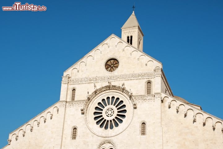 Immagine La facciata della cattedrale di San Sabino a Bari, Puglia. Di grande prestigio il rosone dalla cornice variegata.
