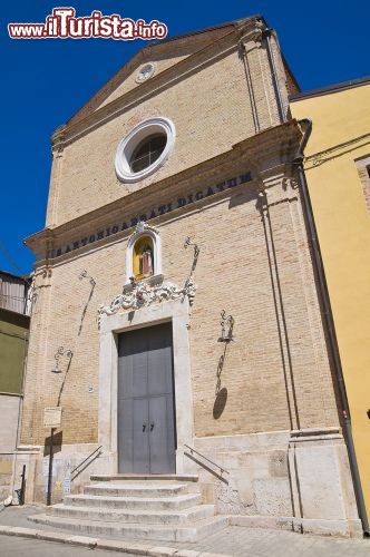 Immagine La Chiesa di Sant'Antonio Abate, San Severo, Puglia - La Chiesa di Sant'Antonio Abate è tra le più antiche di San Severo. Fu costruita in epoca medievale inizialmente in onore della Madonna della Neve ma, dopo il tragico terremoto del 1627, che distrusse buona parte del centro storico, fu ricostruita in onore a Sant'Antonio Abate ed è oggi inoltre la sede dell'Arciconfraternita di Sant'Antonio Abate.  - © Mi.Ti. / Shutterstock.com