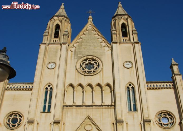 Immagine Facciata della chiesa sul lungomare di St Julian's, Malta 111037688 - © Ammit Jack / Shutterstock.com