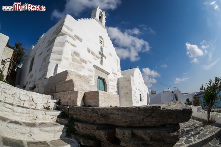 Immagine La facciata della chiesa bianca di Parikia a Paros, Grecia, uno degli edifici religiosi più caratteristici dell'isola - © Sabino Parente / Shutterstock.com