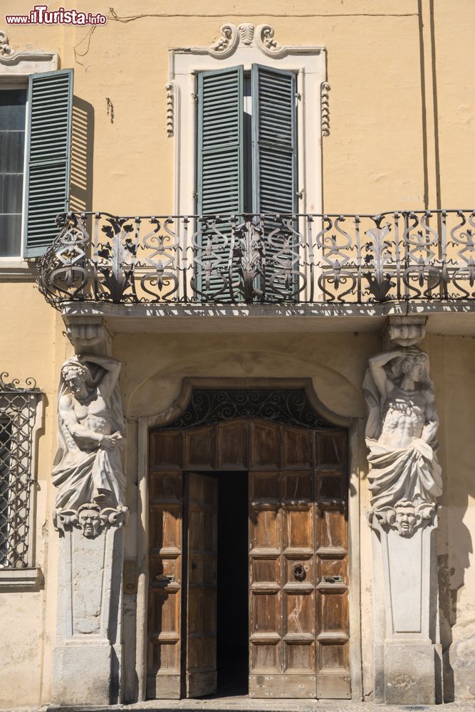 Immagine Facciata con statue in un palazzo antico a Jesi, in piazza Federico II° (Marche). E' la storica piazza della città, racchiusa da edifici nobiliari e dal duomo. Sorge sul luogo del Foro romano all'incrocio fra il Cardo e il Decumano massimi.