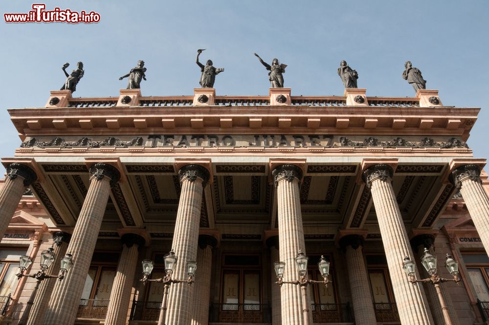 Immagine La bella facciata d'ingresso del teatro Juarez a Guanajuato, Messico. Di particolare pregio le statue che si innalzano maestose sopra le basi in pietra rosa.