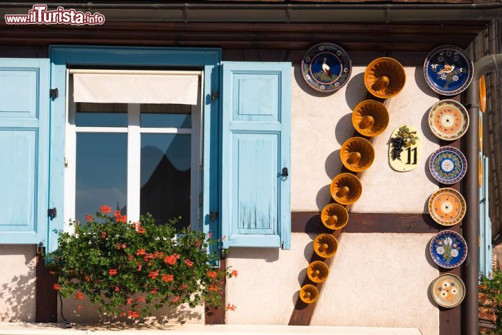 Immagine Facciata decorata da piatti in ceramica nel centro di Obernai, Francia - © 330339299 / Shutterstock.com