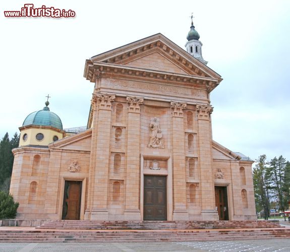 Immagine La facciata del Duomo di Asiago, con la particolare tinta causata dall'uso di marmo rosa (Veneto) - © ChiccoDodiFC / Shutterstock.com