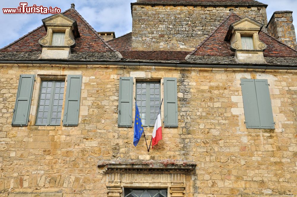 Immagine La facciata del Municipio di Domme, Dordogna, Francia. Assieme all'Ufficio del Turismo, il Municipio sorge nell'incantevole Maison de Gouverneur, in Place de la Halle, che rappresenta il cuore del borgo antico.