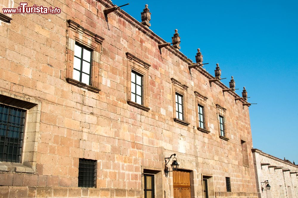 Immagine La facciata del Palacio Clavijero a Morelia, Messico. Tra il 1660 e il 1767 questo edificio con il suo patio centrale, i colonnati e la facciata in pietra rosa fu sede della scuola gesuita di San Francesco Saverio. Oggi ospita invece sale museali per mostre di arte contemporanea e fotogafia.