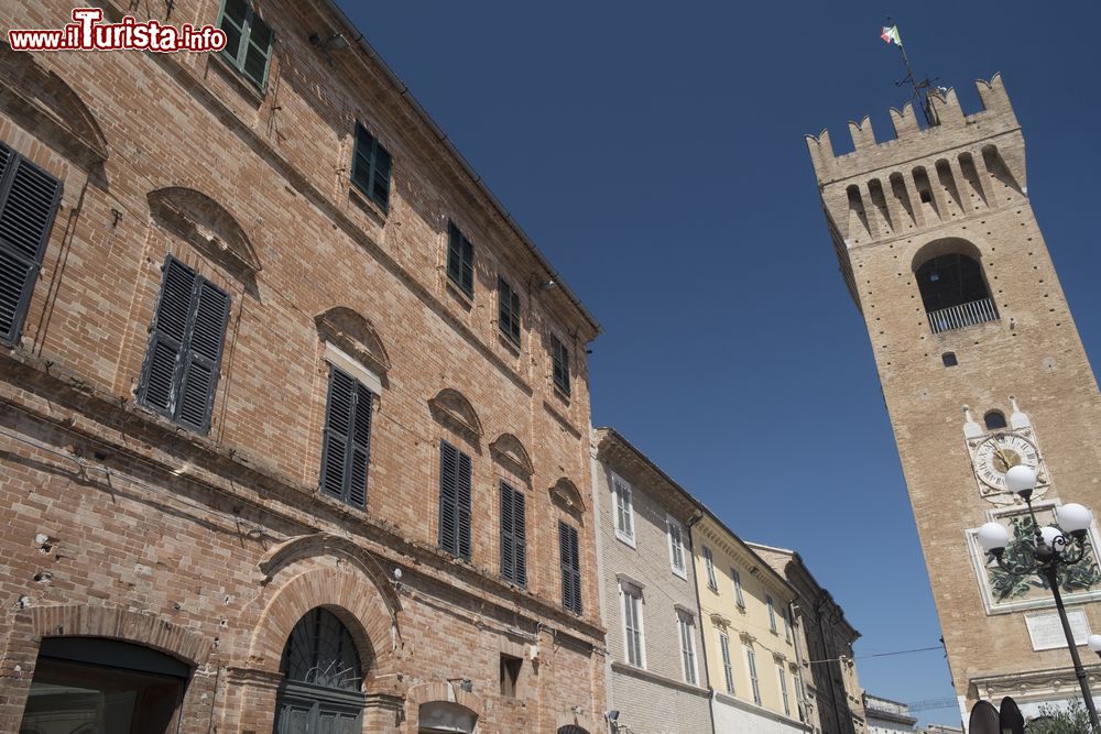 Immagine Facciata del Palazzo Municipale di Recanati, Marche, con la Torre del Borgo. Noto come Palazzo dei Priori, venne costruito attorno al 1150 e poi riedificato nel 1322 dopo un incendio e ancora successivamente nel 1467. Nel 1871 venne demolito per lasciare spazio all'attuale edificio.