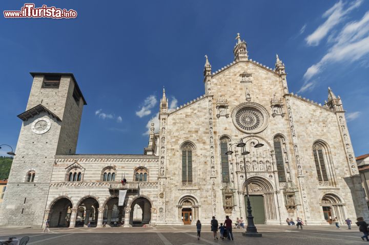 Immagine Facciata della cattedrale di Como, Lombardia - Realizzata fra il 1447 e il 1498, la facciata del duomo di Como appare allineata al Broletto e alla torre civica ed è organizzata con una composizione che rispecchia l'organizzazione dello spazio interno a tre navate oltre a presentare diverse analogie con l'esterno del duomo di Milano. In stile gotico, la facciata è suddivisa in senso verticale da 4 lesene decorate da sculture che suddividono una zona centrale e due laterali © Lee Yiu Tung / Shutterstock.com