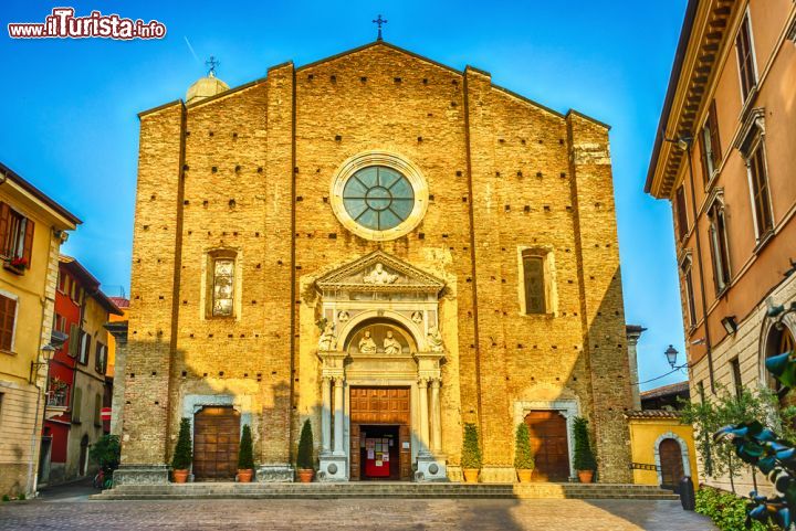 Immagine Facciata della Cattedrale di Salò, Lombardia. Principale edificio di culto della città, il duomo è dedicato a Santa Maria Annunziata: al suo interno custodisce preziose tele dipinte da Paolo Veneziano, Zenone Veronese, Romanino e Moretto. La costruzione di questa chiesa nel luogo in cui ne sorgeva una in precedenza fu seguita da Filippo dell Vacche. Lo stile, improntato fra gotico e rinascimento, ha dato origine ad una costruzione di impronta tardo gotica - © Marco Rubino / Shutterstock.com