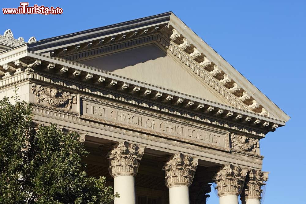 Immagine Facciata della chiesa "Christ the scientist' di Atlanta, Georgia. Aperto nel 1914, questo luogo di culto si presenta in stile rinascimentale greco - © A G Baxter / Shutterstock.com