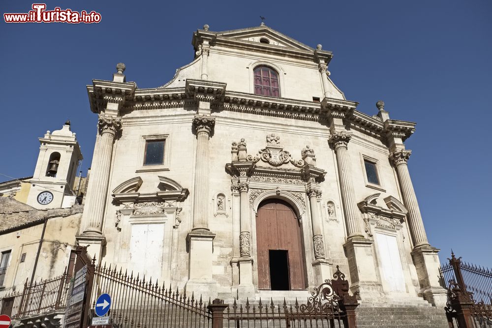 Immagine Facciata della chiesa delle Santissime Anime del Purgatorio a Ragusa, Italia. Ricostruito completamente nel XVIII° secolo a tre navate e con facciata tripartita, questo suggestivo edificio religioso conserva al suo interno tpreziose ele e una statua in argento del XVII° secolo del santo.