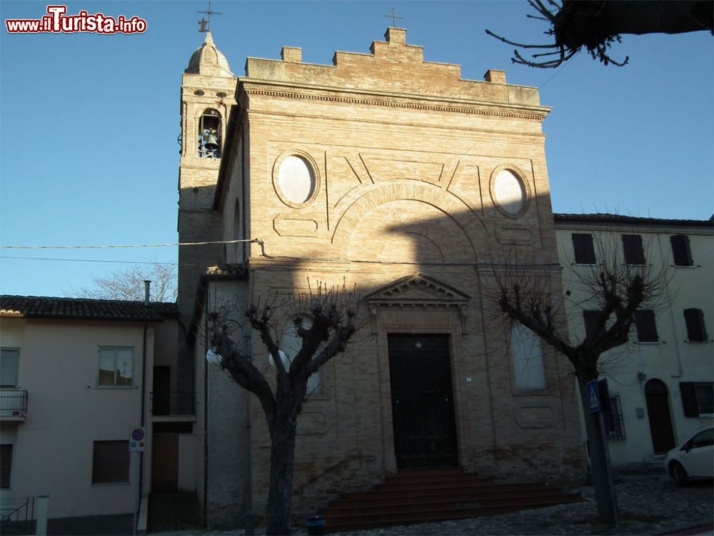 Immagine Facciata della chiesa di di S.Lucia a Piagge nelle Marche  - © Santox, GFDL, Wikipedia