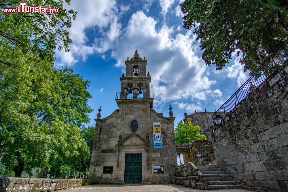 Immagine Facciata della chiesa di fronte al castello di Ribadavia (Spagna) - © Dolores Giraldez Alonso / Shutterstock.com