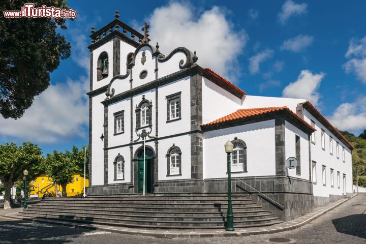 Immagine La facciata della chiesa di Nostra Signora di Conceicao a Mosteiros, Sao Miguel, Azzorre - © 304002299 / Shutterstock.com