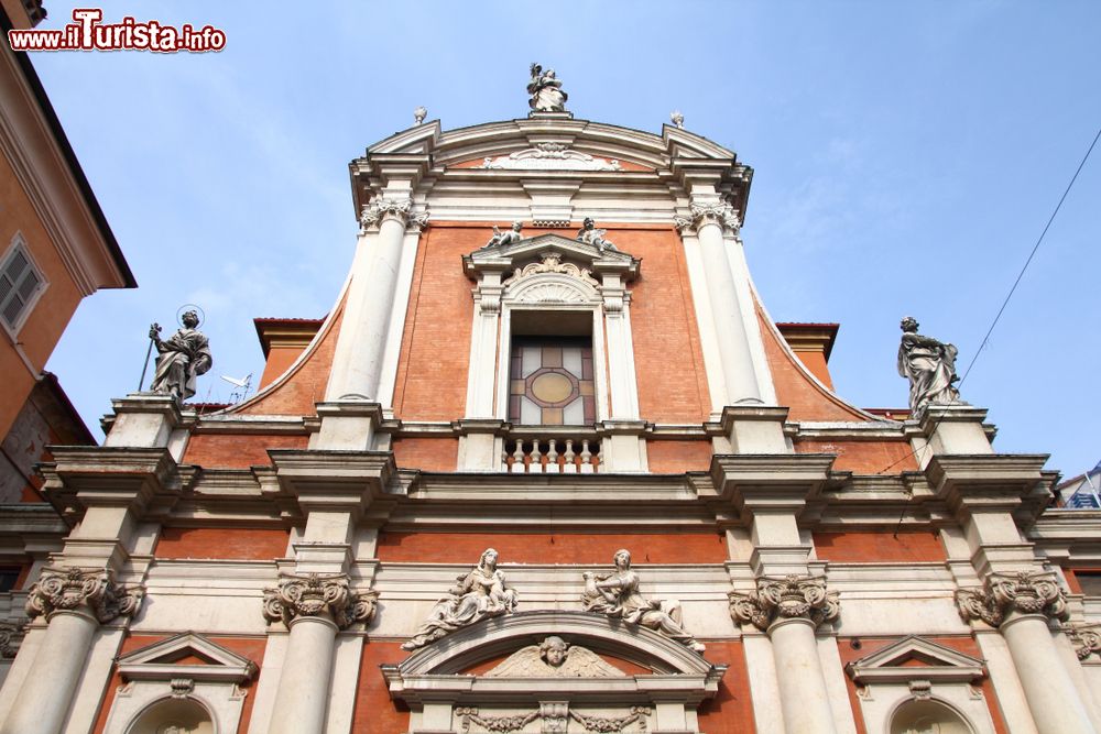 Immagine Facciata della chiesa di San Giorgio a Modena, Emilia-Romagna. Nota anche come Chiesa degli Estensi, è una delle più amate dai fedeli perchè al suo interno custodisce la miracolosa immagine della Madonna Ausiliatrice del Popolo Modenese.