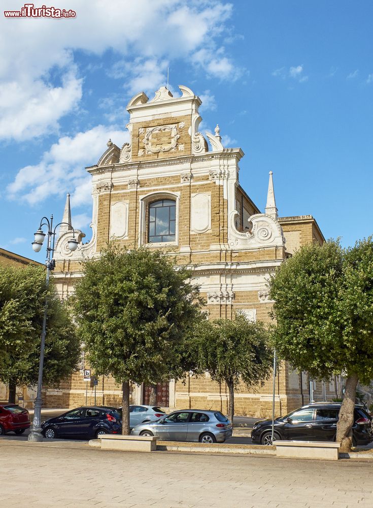 Immagine La facciata della chiesa di Santa Teresa nell'omonima piazza di Brindisi, Puglia. Costruita nel 1670 grazie al contributo del sacerdote Francesco Monetta, questa chiesa in stile barocco si presenta con un paramento in tufo carparo.