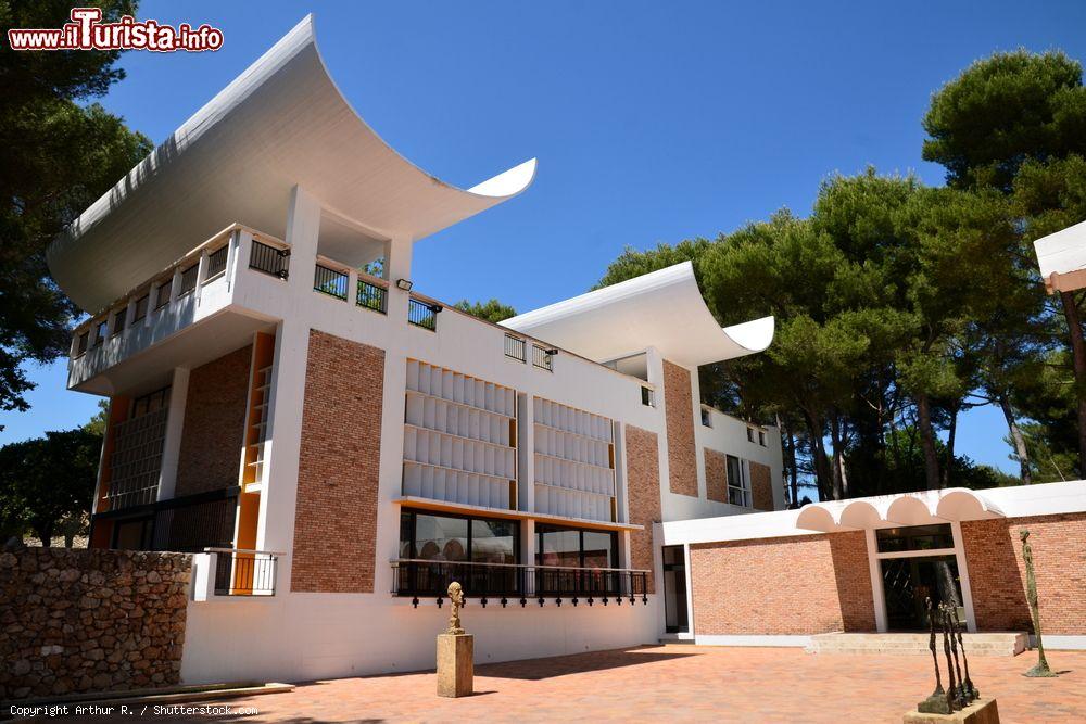 Immagine La facciata della Fondazione Maeght a Saint-Paul-de-Vence, Francia. Questo importante centro d'arte moderna e contemporanea conserva un'eccezionale raccolta di opere di Chagall, Giacometti, Mirò e Matisse - © Arthur R. / Shutterstock.com