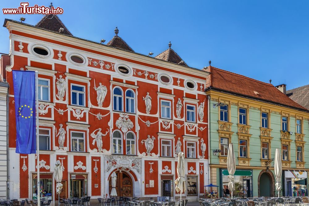 Immagine La facciata della Hackl-house a Leoben, Austria. Situato nella piazza principale e battezzato con questo nome dal proprietario nel corso del XVIII° secolo, l'edificio possiede la più importante facciata in stile barocco della città.