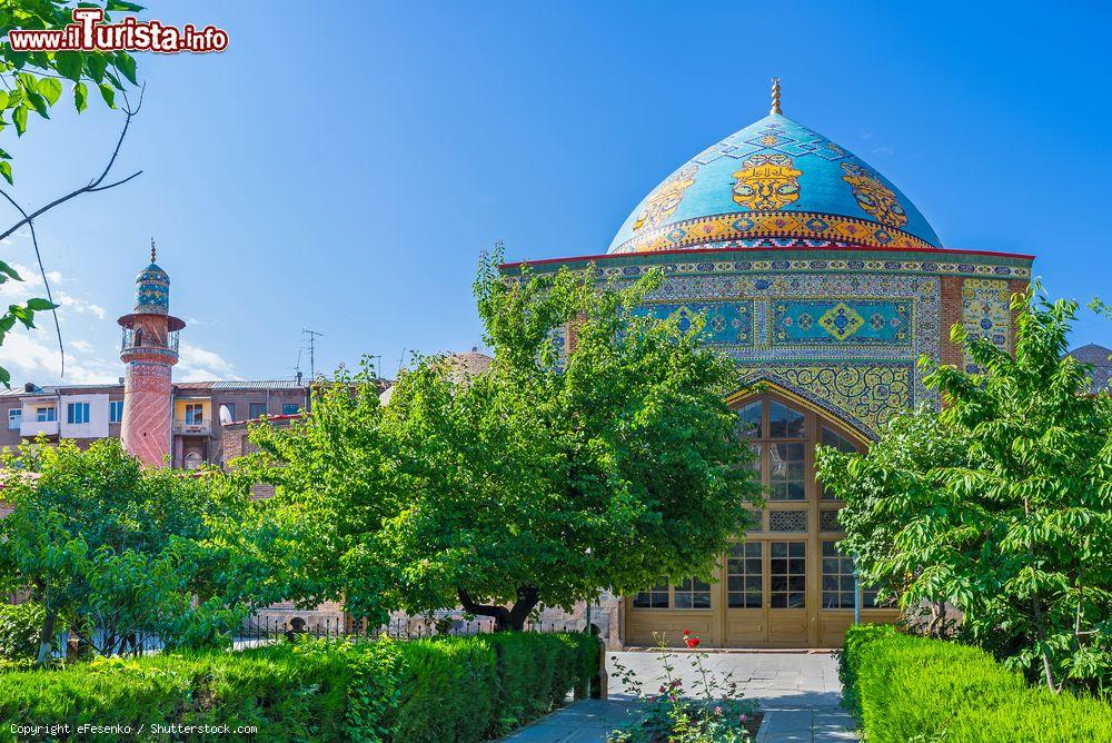 Immagine La facciata della Moschea Blu di Yerevan, Armenia. E' decorata con motivi islamici complessi e con scritte. Risale alla seconda metà del 1700 ed è stata costruita per ordine dello scià di Persia - © eFesenko / Shutterstock.com