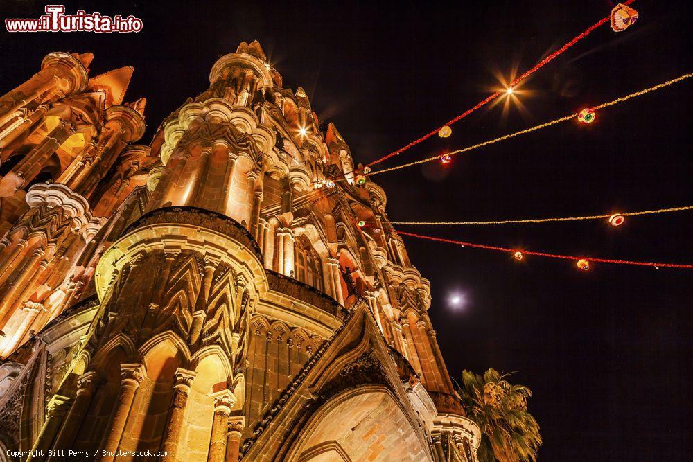 Immagine La facciata della Parroquia de San Miguel Arcángel a San Miguel de Allende (Messico). La chiesa fu costruita alla fine del XIX secolo, ma la faccuata risale al XVII secolo - © Bill Perry / Shutterstock.com