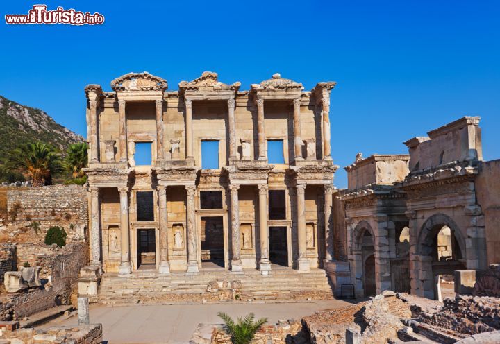 Immagine Facciata dell'antica Biblioteca di Celso a Efeso, Turchia - Realizzata in età traianea in onore di Tiberio Giulio Celso Polemeano, personaggio illustre che venne anche insignito della carica di proconsole d'Asia, questo edificio è anche il monumento sepolcrale dello stesso Celso. La facciata, ricomposta quasi interamente da archeologi austriaci, si presenta con una bella decorazione che prevede l'uso di varie qualità di marmo, fra cui il pavonazzetto, e che rientra nel cosiddetto stile del barocco asiatico © Tatiana Popova / Shutterstock.com