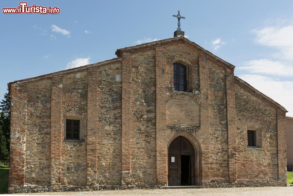 Immagine Facciata delle pieve di Volpedo, Piemonte, Italia. Luce primaverile per questo scorcio panoramico sulla facciata della chiesa romanica di Volpedo.