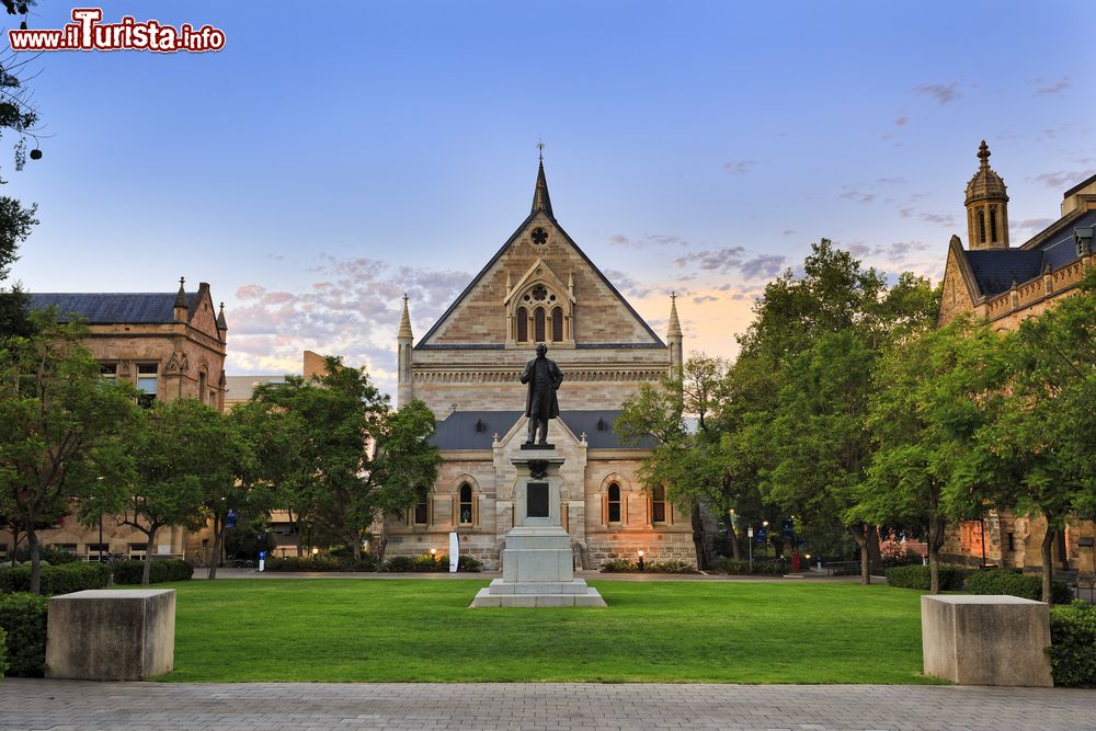Immagine Facciata dell'edificio gotico e statua all'università di Adelaide (Australia).