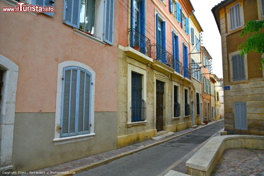 Immagine Facciata di case tradizionali con le finestre in legno colorato al porto di La Ciotat, Francia - © Eleni Mavrandoni / Shutterstock.com
