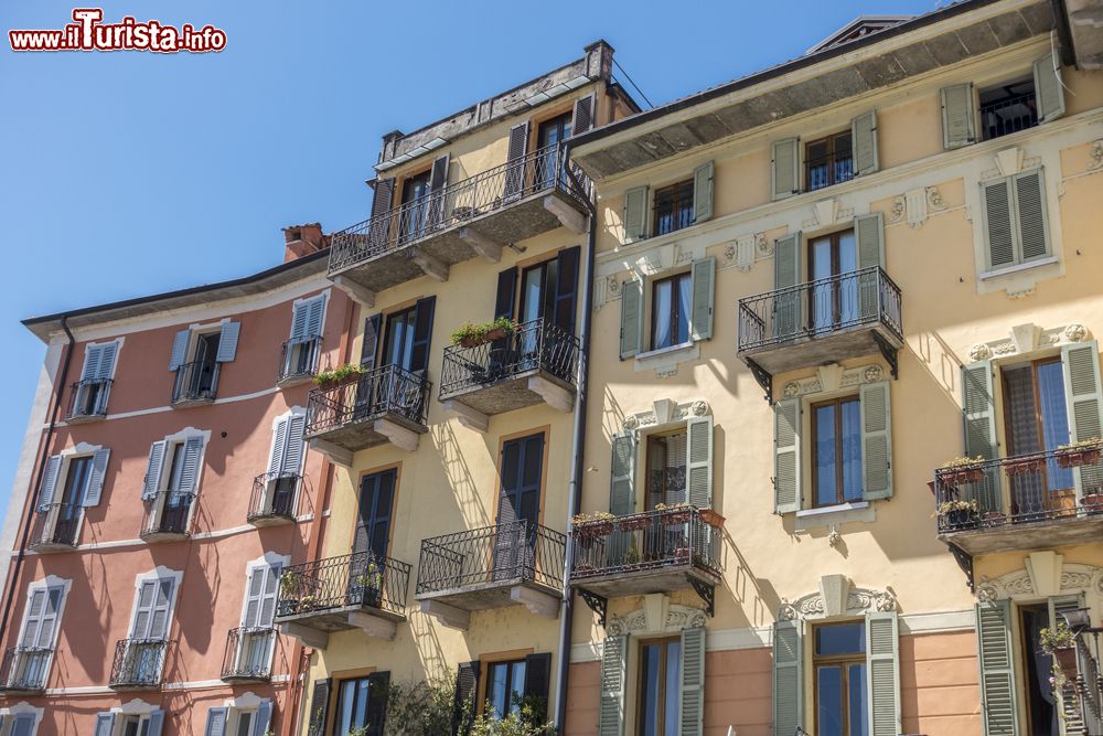 Immagine Facciata di edifici nel centro storico di Verbania, Piemonte. E' il Comune più popoloso di tutto il bacino del lago Maggiore.