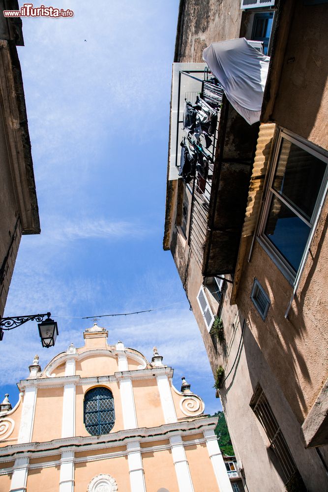 Immagine La Facciata di Sant'Erasmo la cattedrale barocca di Cervione, in Corsica