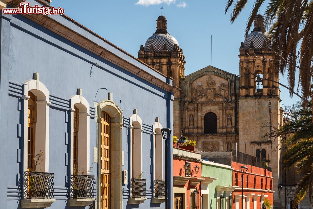 Immagine Facciata di un edificio coloniale nel centro storico della città di Oaxaca, Messico.