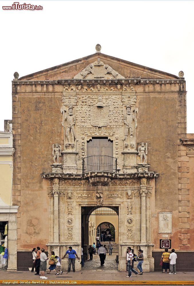 Immagine Facciata di un elegante edificio, sede di mostre e esposizioni, nel centro di Merida, Yucatan - © Gerald Marella / Shutterstock.com