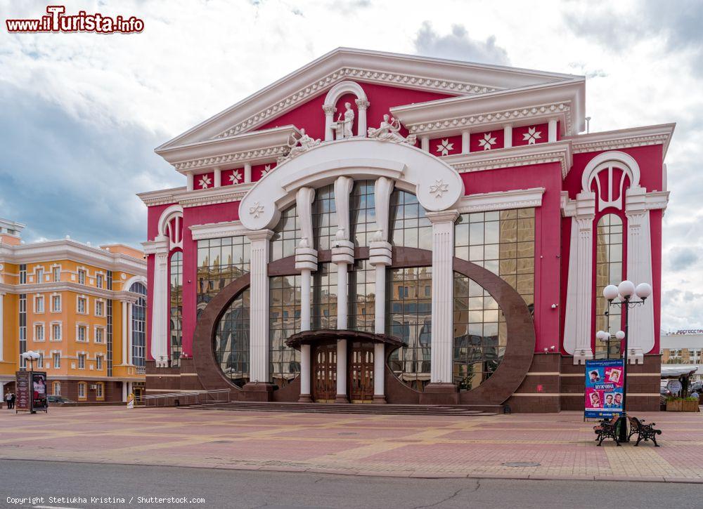 Immagine Facciata di un elegante palazzo nel centro di Saransk, Russia, con decorazioni e sculture - © Stetiukha Kristina / Shutterstock.com