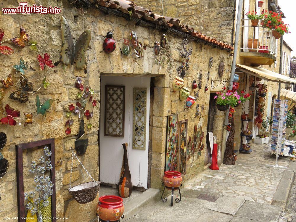 Immagine La facciata di un negozio di souvenir nel centro cittadino di Domme, Dordogna, Francia. A decorarne l'esterno sono oggetti in ceramica dai mille colori, solo alcuni di quelli qui in vendita - © treezauk / Shutterstock.com