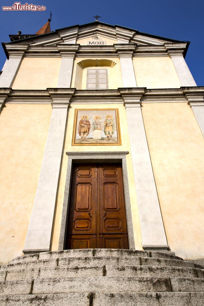 Immagine Facciata di una chiesa a Cadrezzate, provincia di Varese, Lombardia