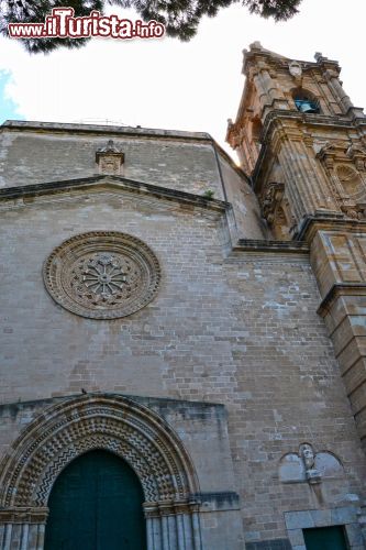 Immagine Facciata di una chiesa in centro a Trapani, Sicilia - Particolare di un edificio religioso ospitato nel cuore della città © ciccino77 / Shutterstock.com