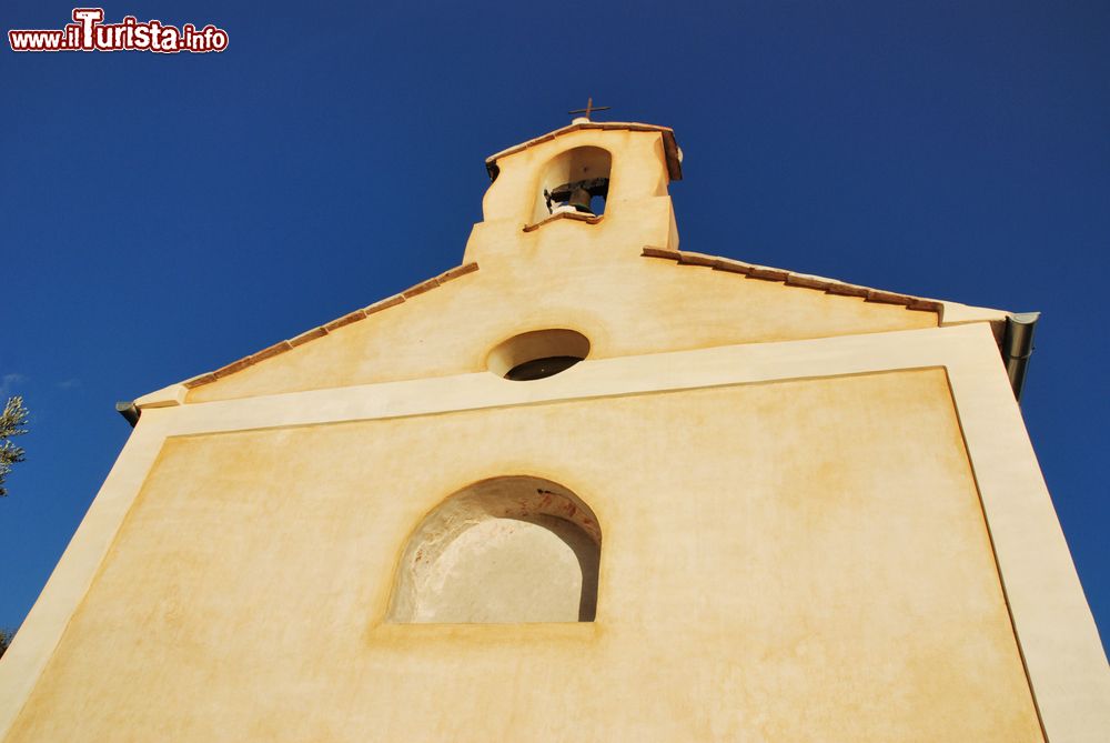 Immagine Facciata di un'antica chiesa di Giffoni Valle Piana, Campania, fotografata con il sole.