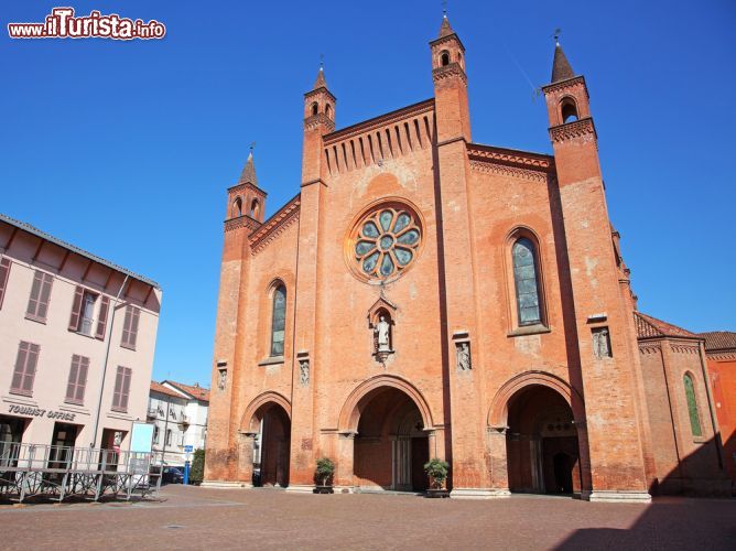 Immagine Facciata della Cattedrale di Alba, Piemonte, Italia. Suddivisa in tre sezioni da pilastri a pianta quadrangolare, la facciata del duomo di San Lorenzo è decorata da bassorilievi che raffigurano i quattro evangelisti - © Daniela Pelazza / Shutterstock.com