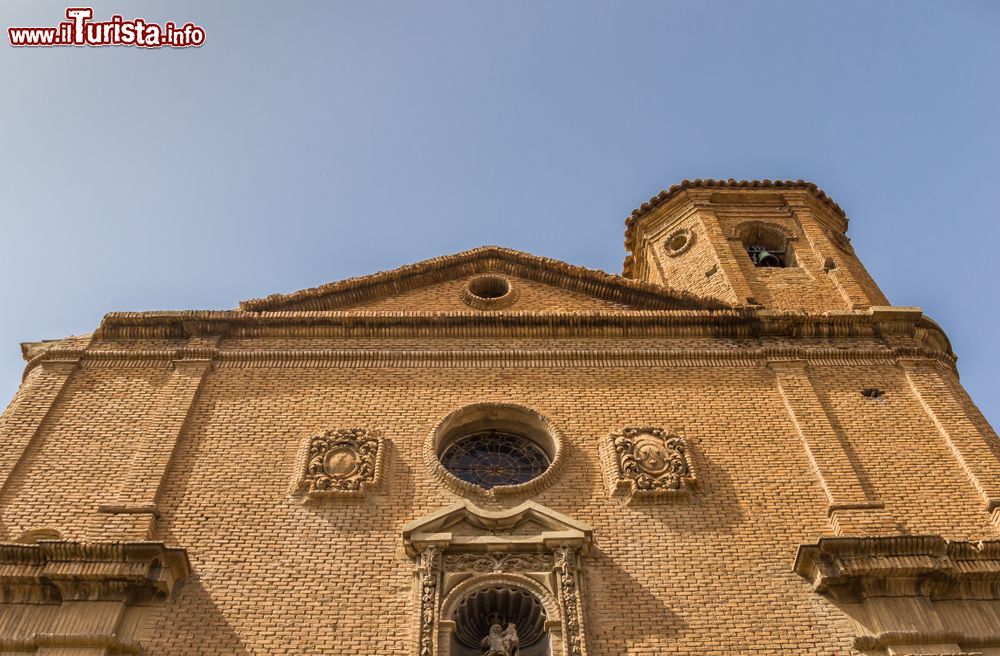 Immagine Facciata e torre campanaria di una vecchia cheisa del villaggio di Tudela, Spagna.