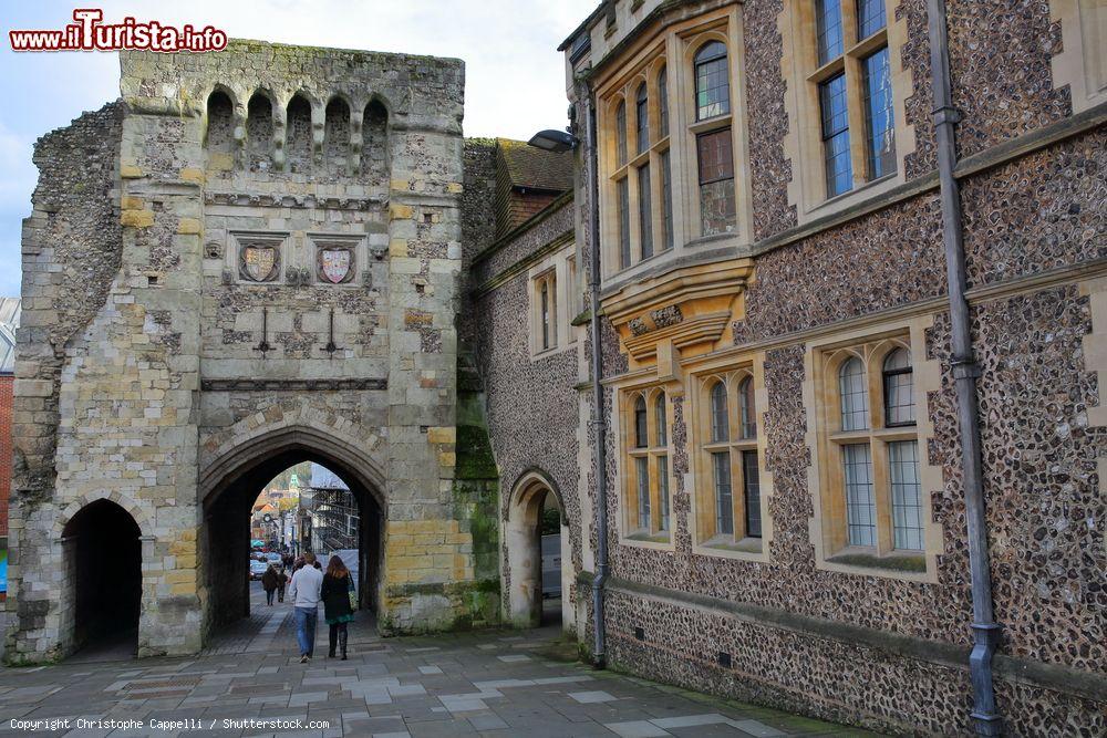 Immagine La facciata esterna con l'arco del Westgate Museum a Winchester, Inghilterra. Questo monumento rappresenta l'ultimo cancello medievale della città - © Christophe Cappelli / Shutterstock.com