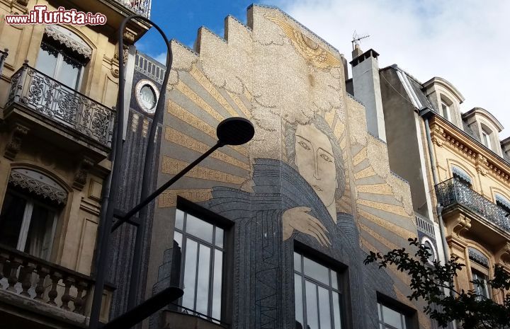 Immagine La famosa facciata della vecchia redazione commerciale del giornale Dépêche du Midi si trova al civico 42 bis di rue Alsace Lorraine a Tolosa. L'edificio risale al 1926.