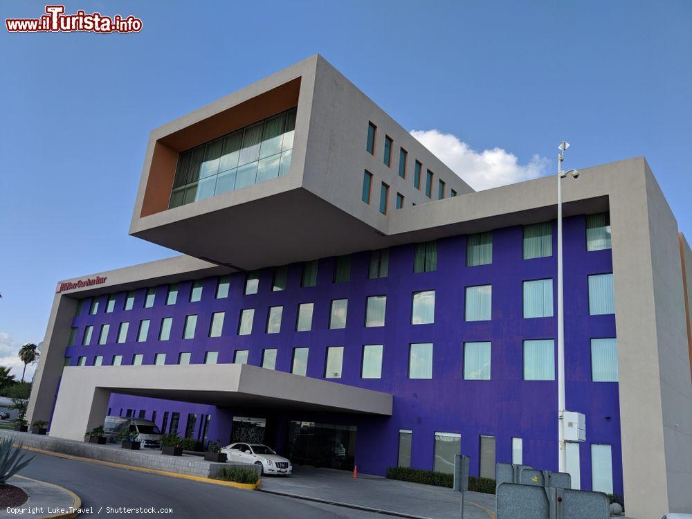 Immagine La facciata dell'Hilton Garden Inn collegato al Terminal B dell'aeroporto internazionale di Monterrey, Messico - © Luke.Travel / Shutterstock.com