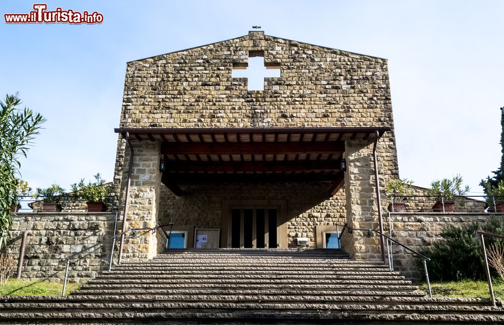 Immagine La facciata in pietra di una chiesa di Fiesole, piccolo villaggio sulle colline vicino a Firenze, Toscana.
