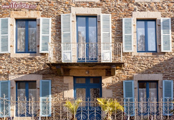 Immagine La facciata in sasso di una casa a Dinan, piccolo borgo medievale della Bretagna dove vivono circa dodicimila abitanti, nel nord-ovest della Francia - foto © Pecold / Shutterstock.com