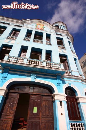 Immagine Facciata coloniale a Camaguey, Cuba - Sono tanti i palazzi e gli edifici che ancora oggi si presentano ai turisti con la loro storia architettonica di epoca coloniale: soprattutto nel centro storico di Camaguey si possono ammirare splendide facciate © Tupungato / Shutterstock.com